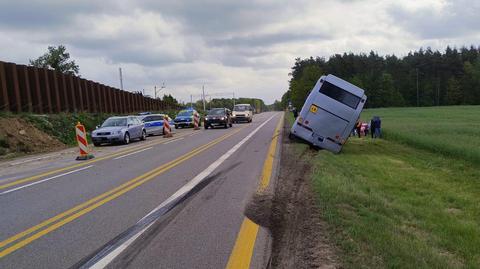 Autokar zjechał do rowu. W środku były dzieci