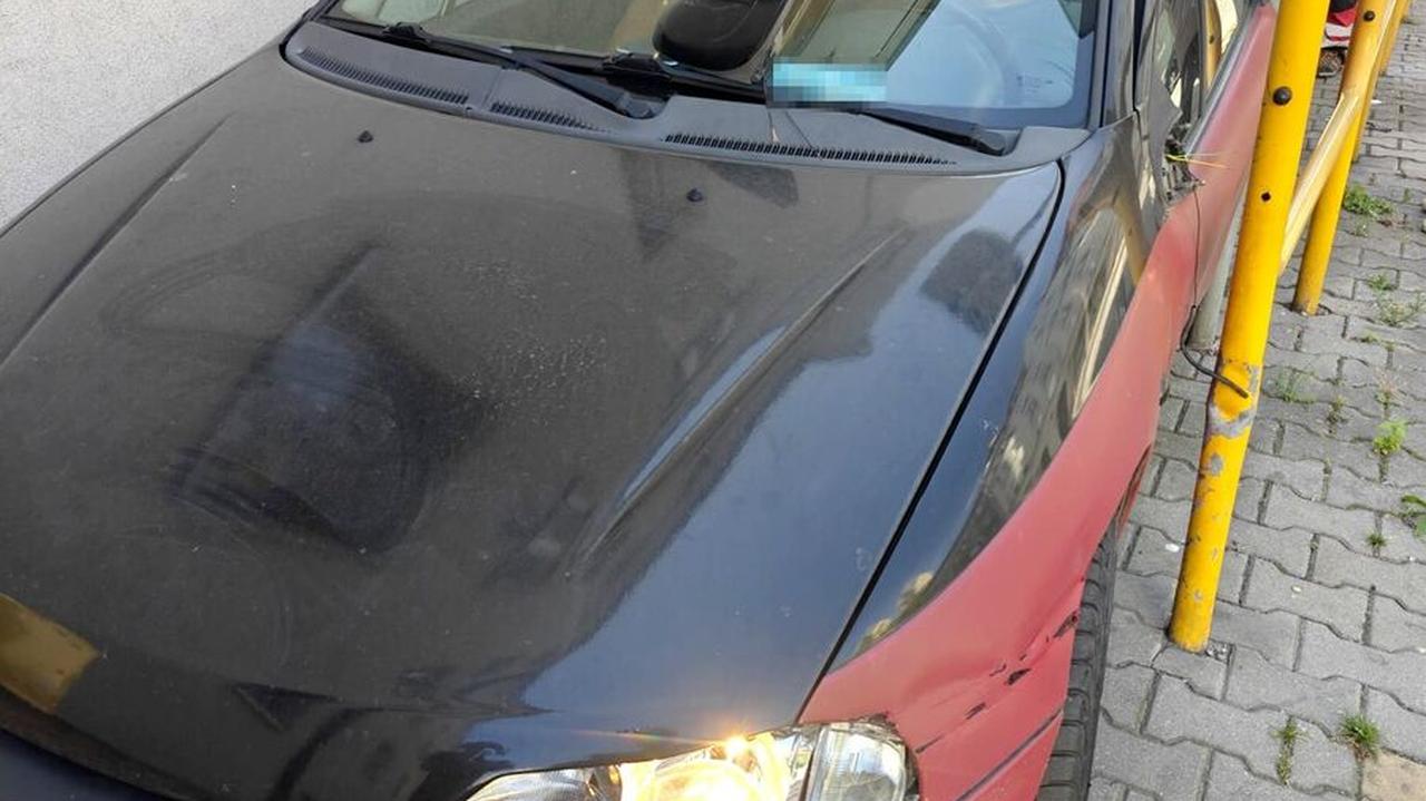Jechał po chodniku po piwo, bo "tak było bliżej". Musieli wycinać barierki, by usunąć auto