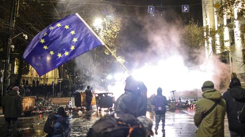 Protesty pod parlamentem w Tbilisi w Gruzji. Nagranie z 1 stycznia