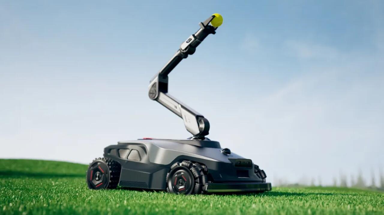 Skosi trawę, ale też zbierze owoce i rzuci piłkę psu