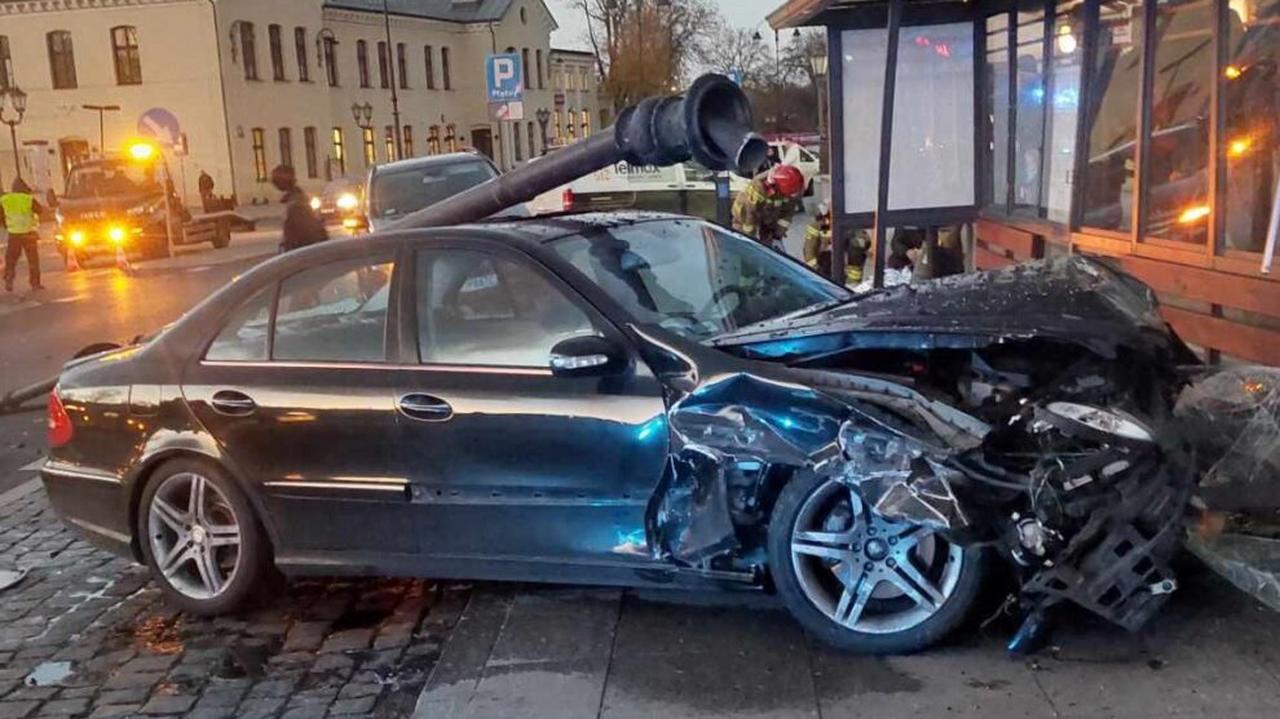 Po zderzeniu ściął latarnię i wjechał w przystanek autobusowy