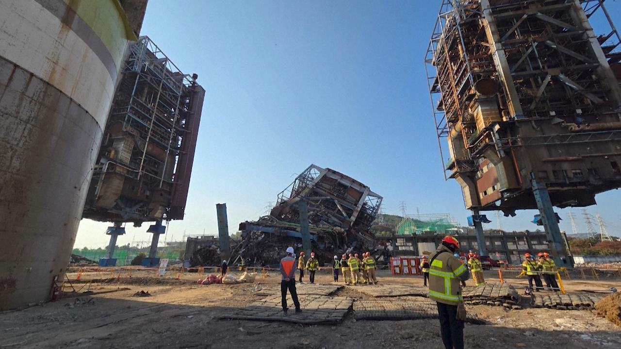 Runął duży obiekt na terenie elektrociepłowni, pracownicy pod gruzami