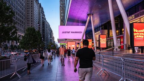 Napis "JusT&T married!" przy Madison Square Garden