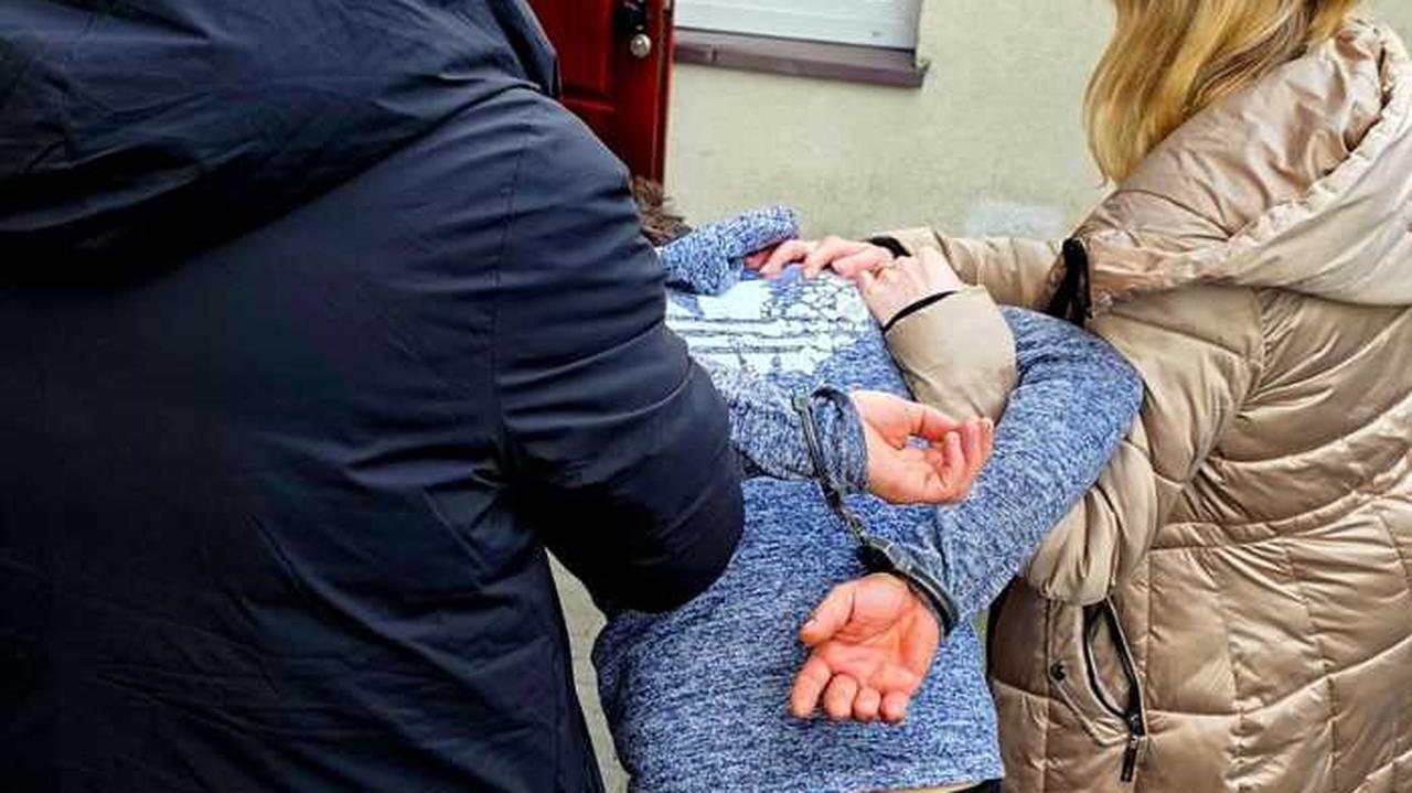 Noc spędzili w samochodzie zaparkowanym w lesie. Dzieci były tylko w bieliźnie i koszulkach 