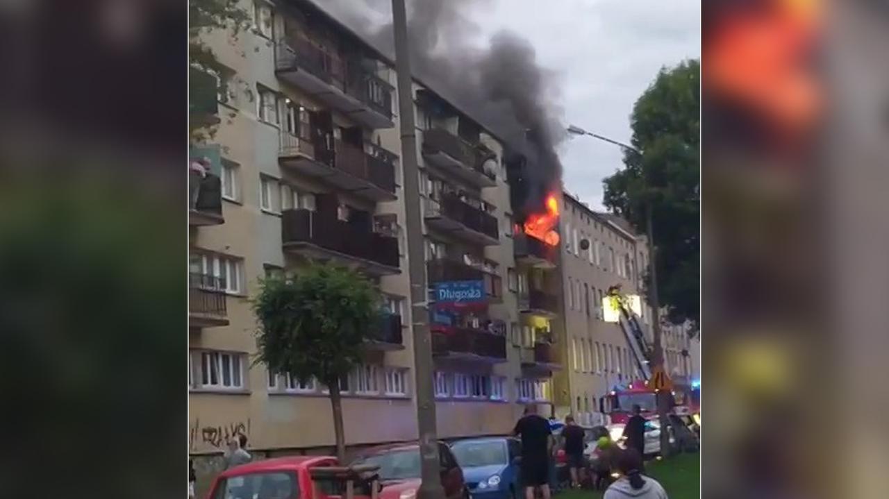 Paliło się mieszkanie, jedna osoba zginęła. Pies schował się na balkonie