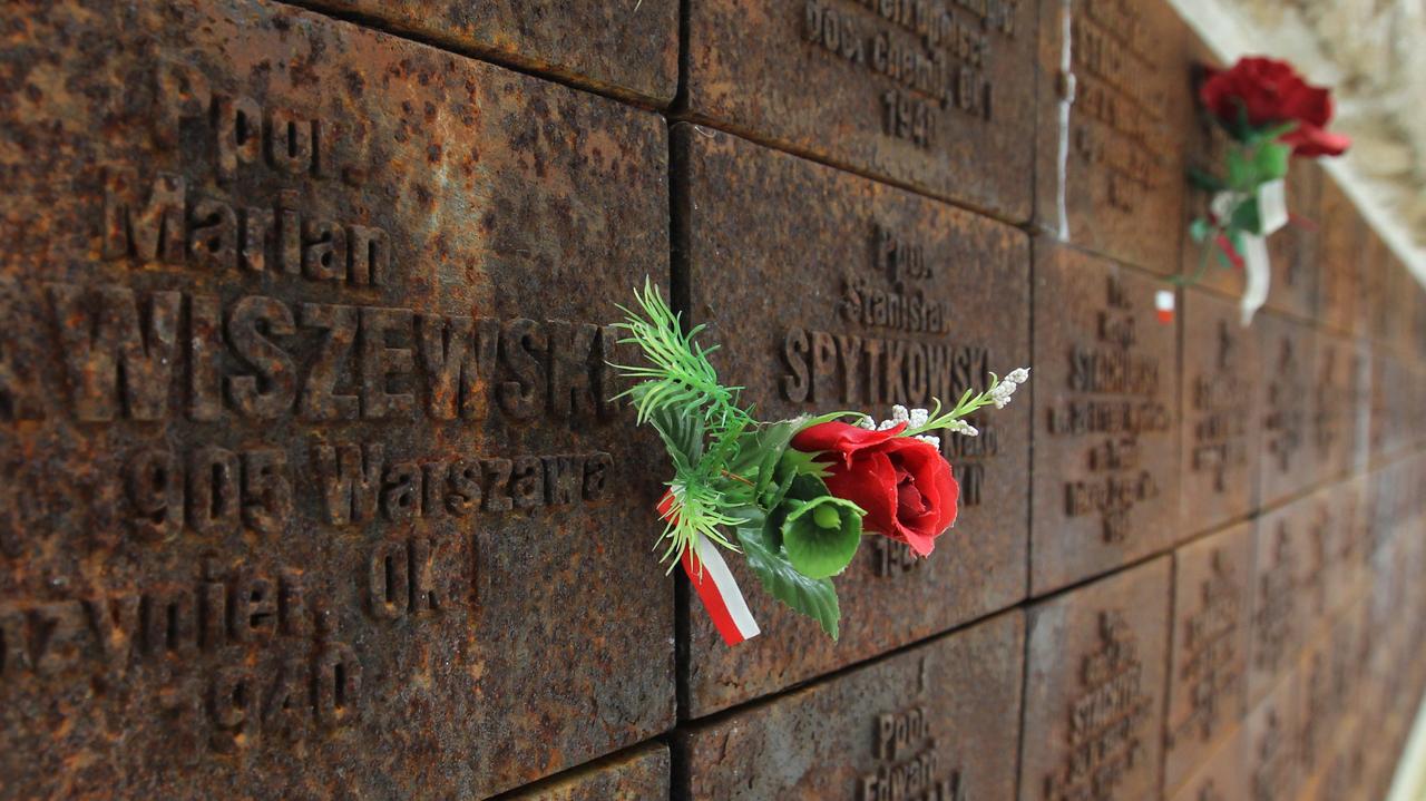 Rosjanie usunęli płaskorzeźby z polskiego cmentarza w Katyniu. Protest MSZ, oświadczenie IPN