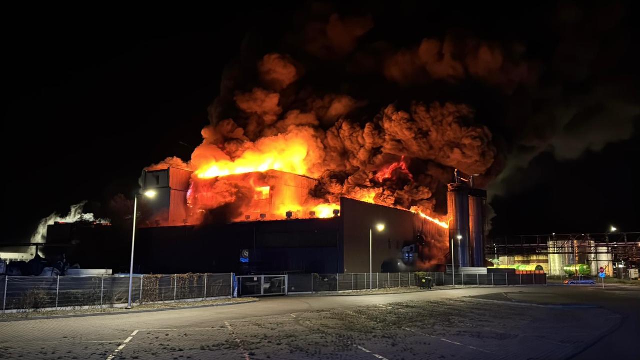 Nocny pożar hali, alert RCB. "Nie mogliśmy wprowadzić ratowników do wnętrza"