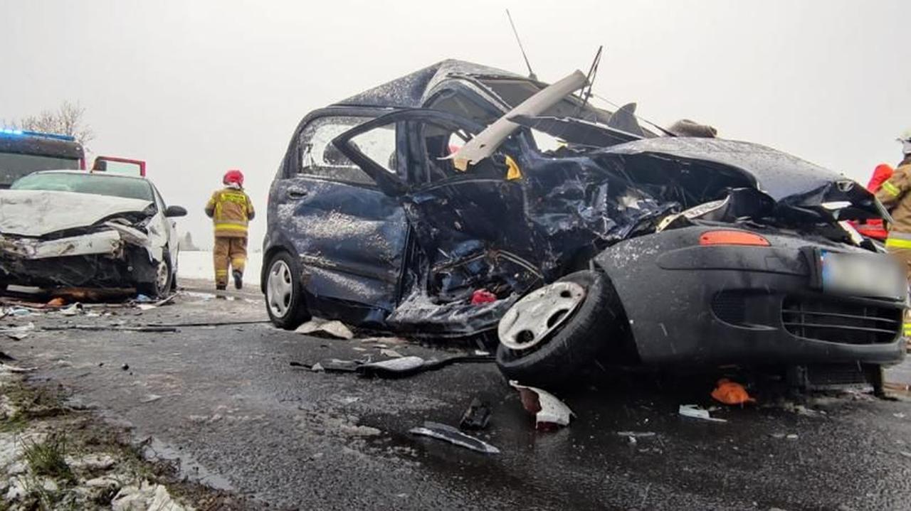Zjechał ze swojego pasa ruchu, uderzył w inne auto. Nie przeżył