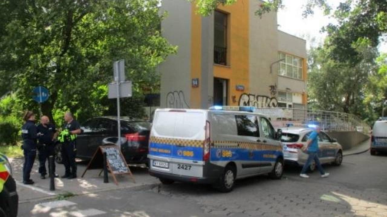 Zastawił autem schody, udawał obcokrajowca