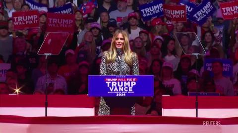 Melania Trump anunció a Donald Trump en el escenario 