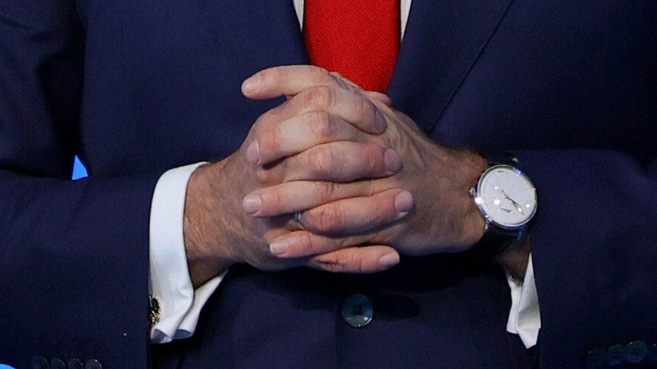 Kurczowe składanie rąk, dotykanie palców. Te oznaki stresu zauważono na debacie