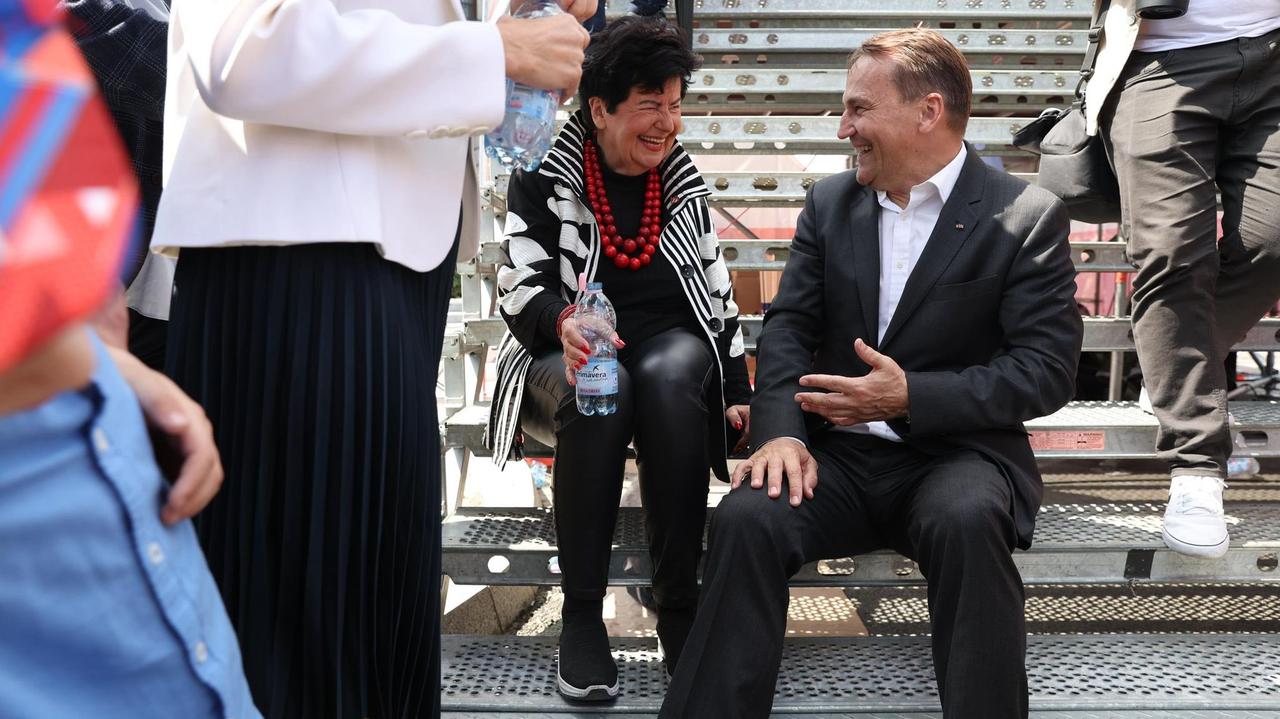 Zdjęcie z marszu podbija sieć. Sikorski skomentował