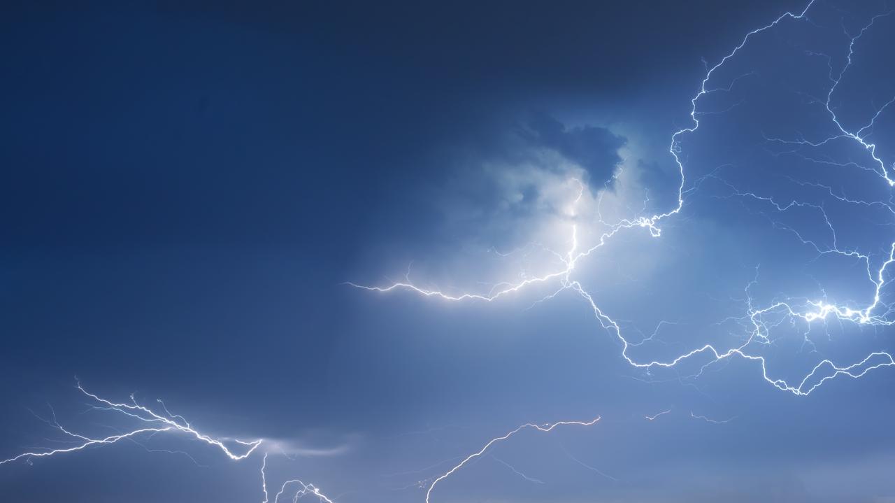 Temperatura podzieliła Polskę. Groźne burze w drugiej połowie dnia