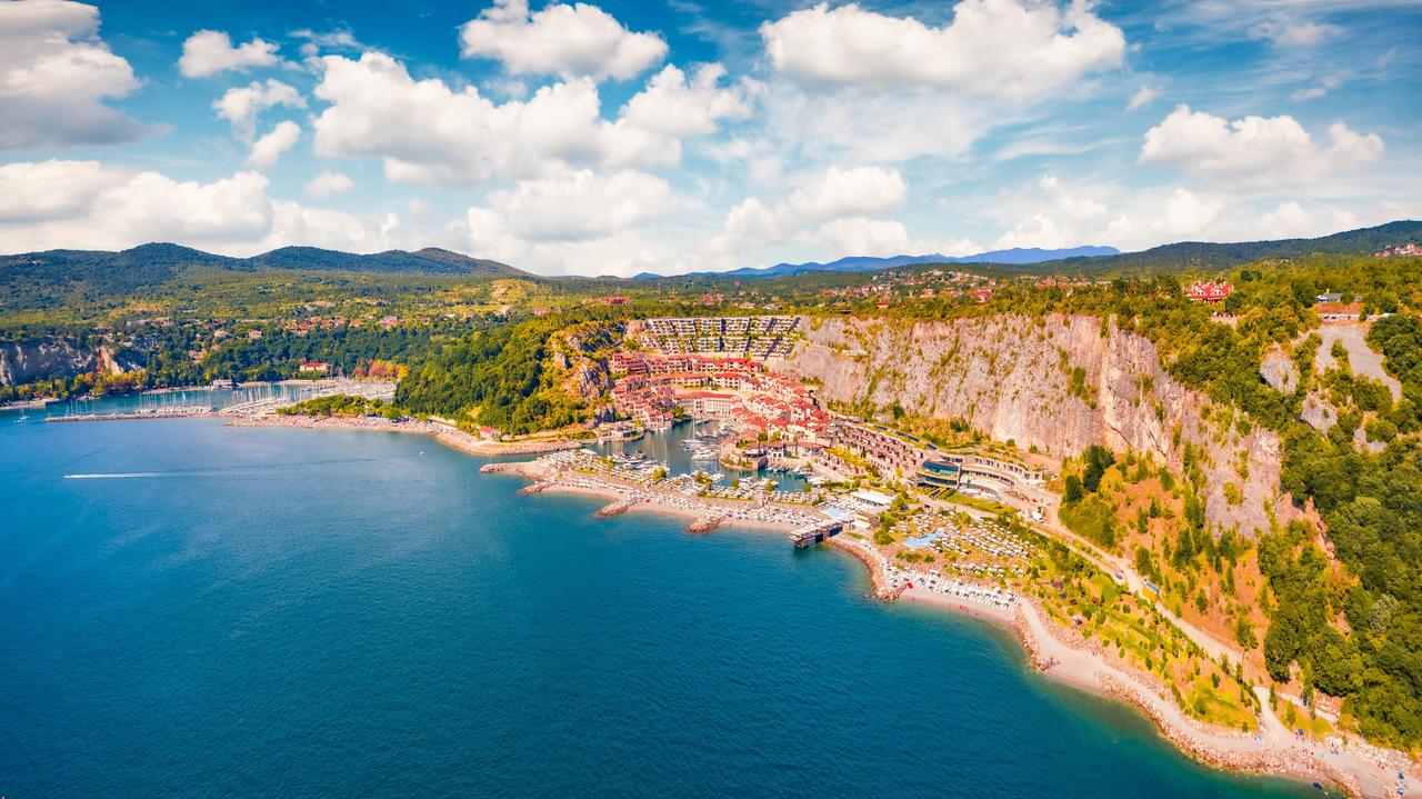 Turyści zbuntowali się na słynnej podzielonej plaży we Włoszech i doszło do przepychanek