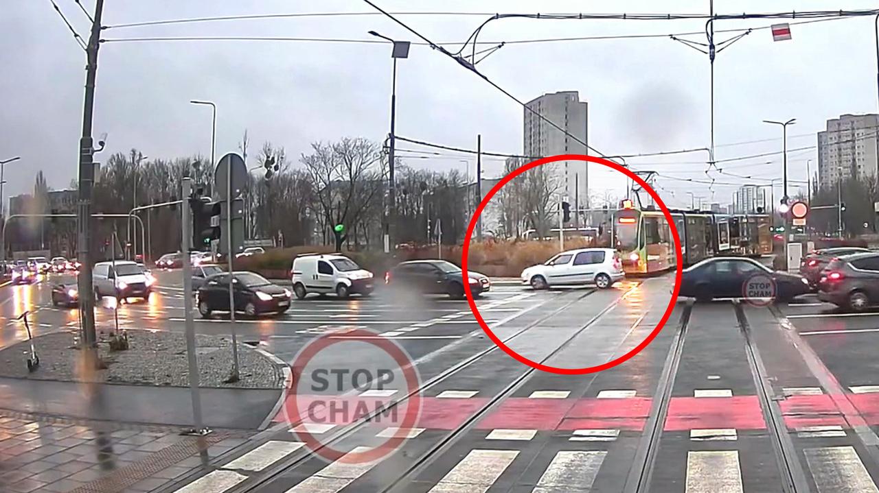 80-latek wjechał pod prąd na rondo. Nagranie