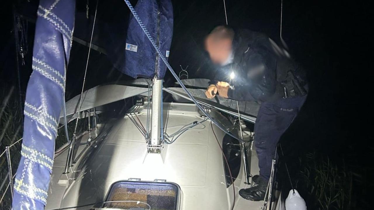 Wypłynął w nocy, przy silnym wietrze. Rejs skończył w trzcinach, był pijany