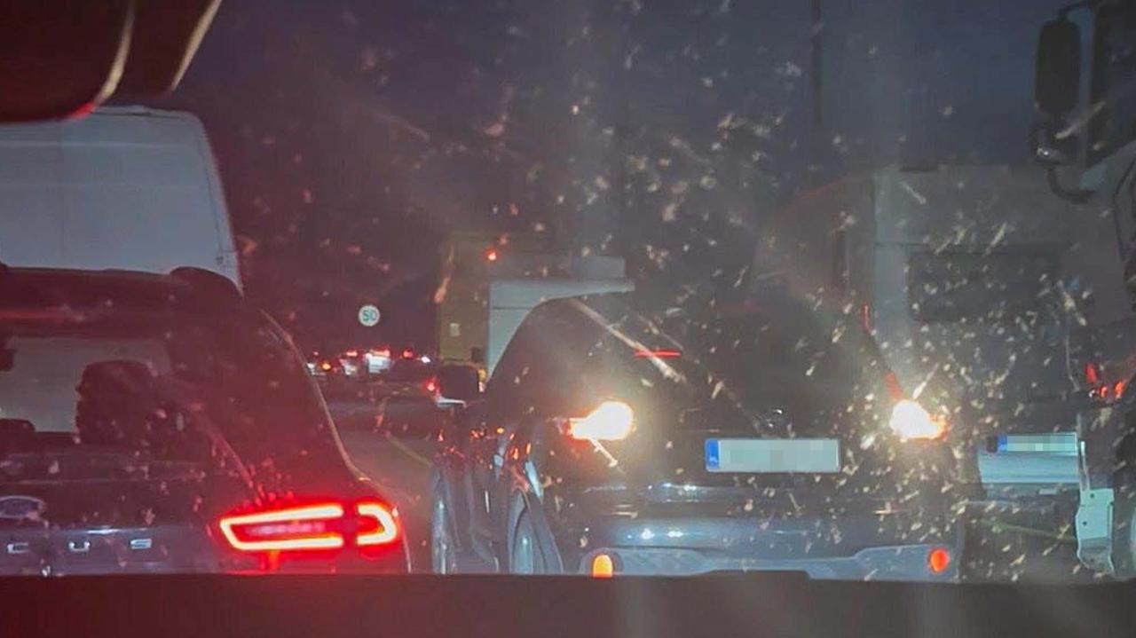 Płonęło auto. Powstał korytarz życia, ale jeden z kierowców nie zamierzał stać w korku