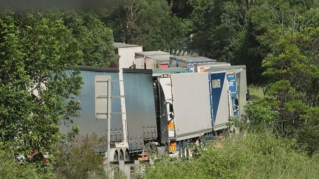 Ostre odłamki wypadały z ciężarówki. Chaos na autostradzie, setki uszkodzonych aut