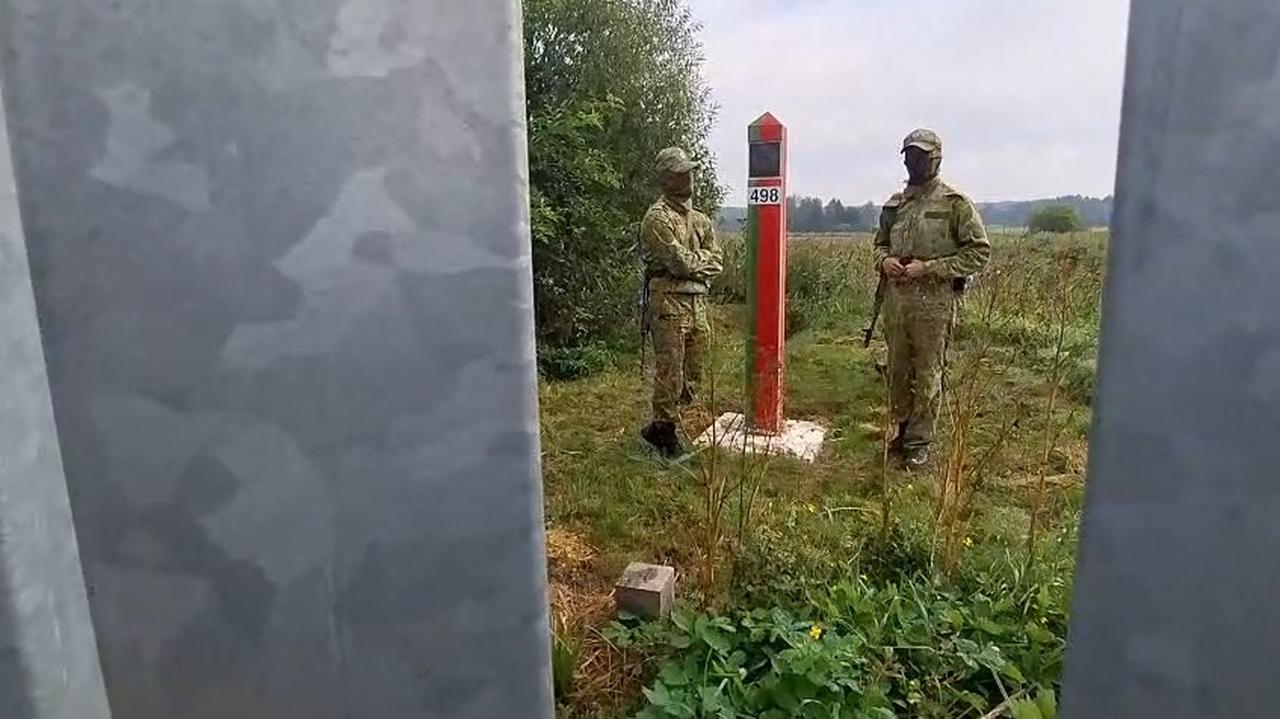 Białoruscy żołnierze z bronią przy granicy z Polską. Tusk i van der Leyen nie odwołali wizyty