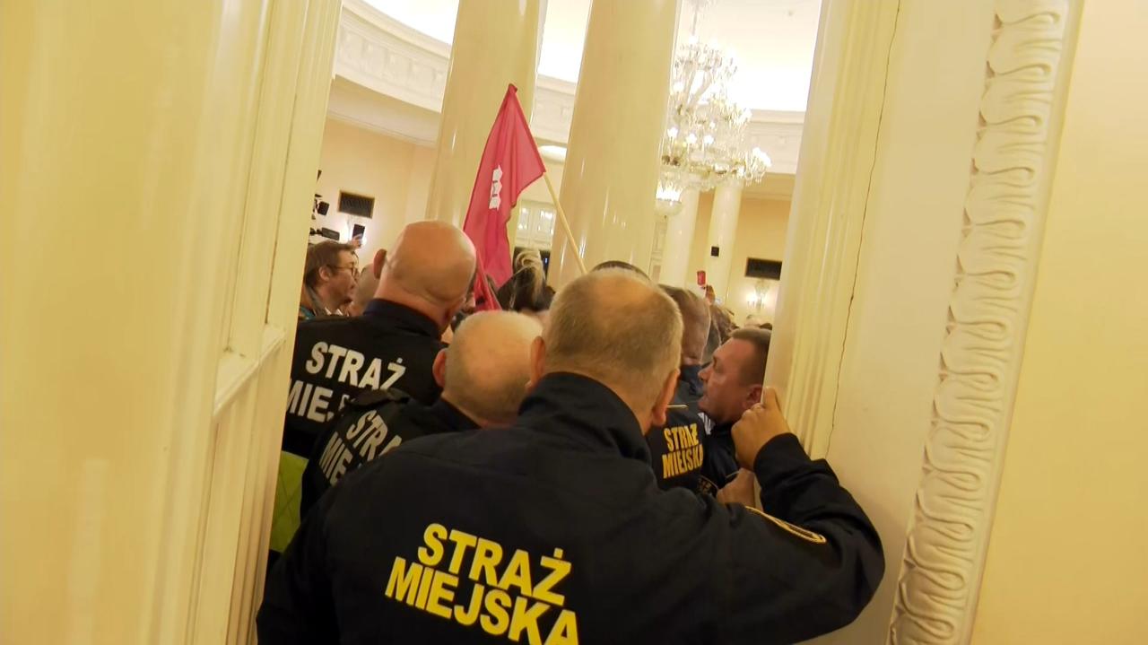 Burzliwa sesja w sprawie sprzedaży kamienicy. Strażnicy nie wpuścili aktywistów