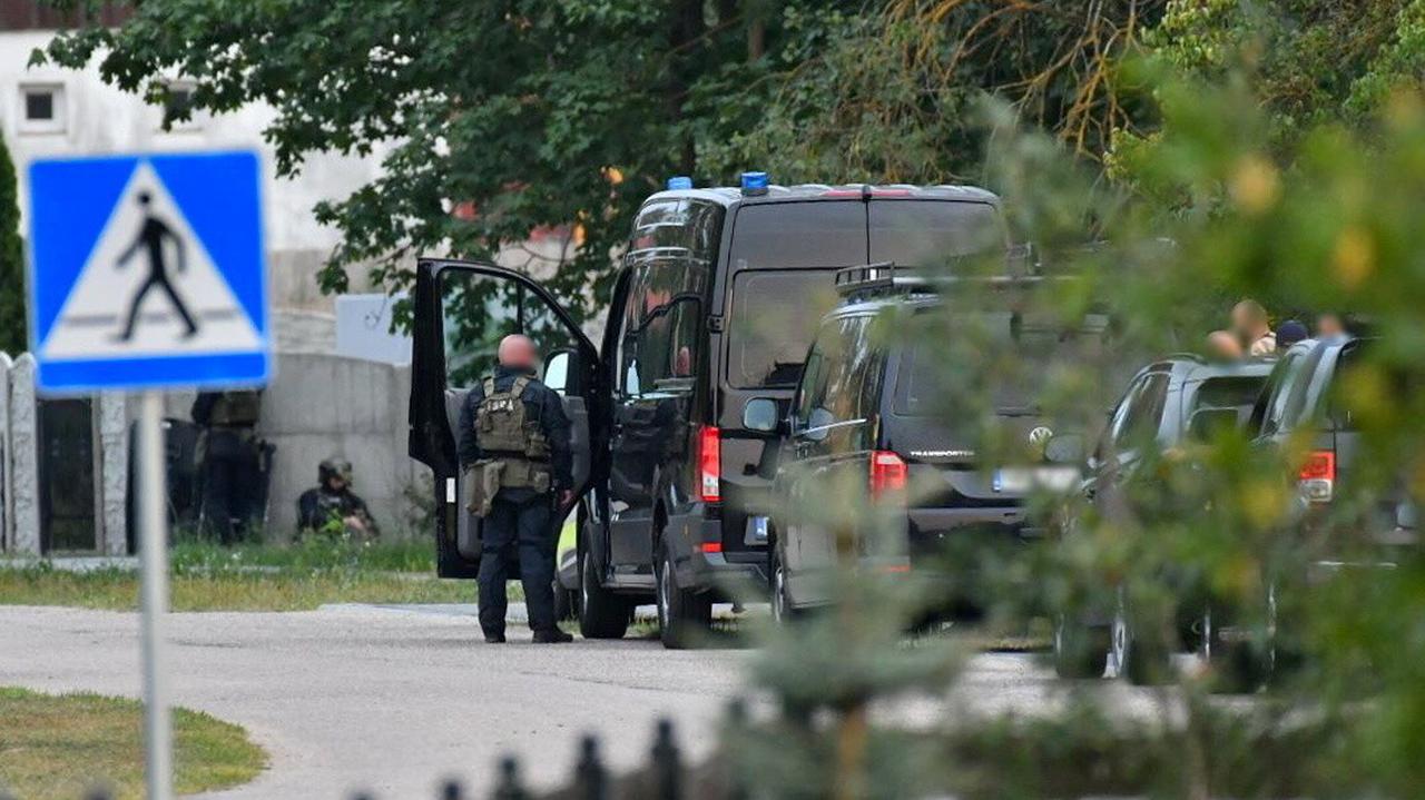 Rozogi, Woiwodschaft Ermland-Masuren. Die Polizei umstellte das Gebäude, in dem sich der bewaffnete Mann befand