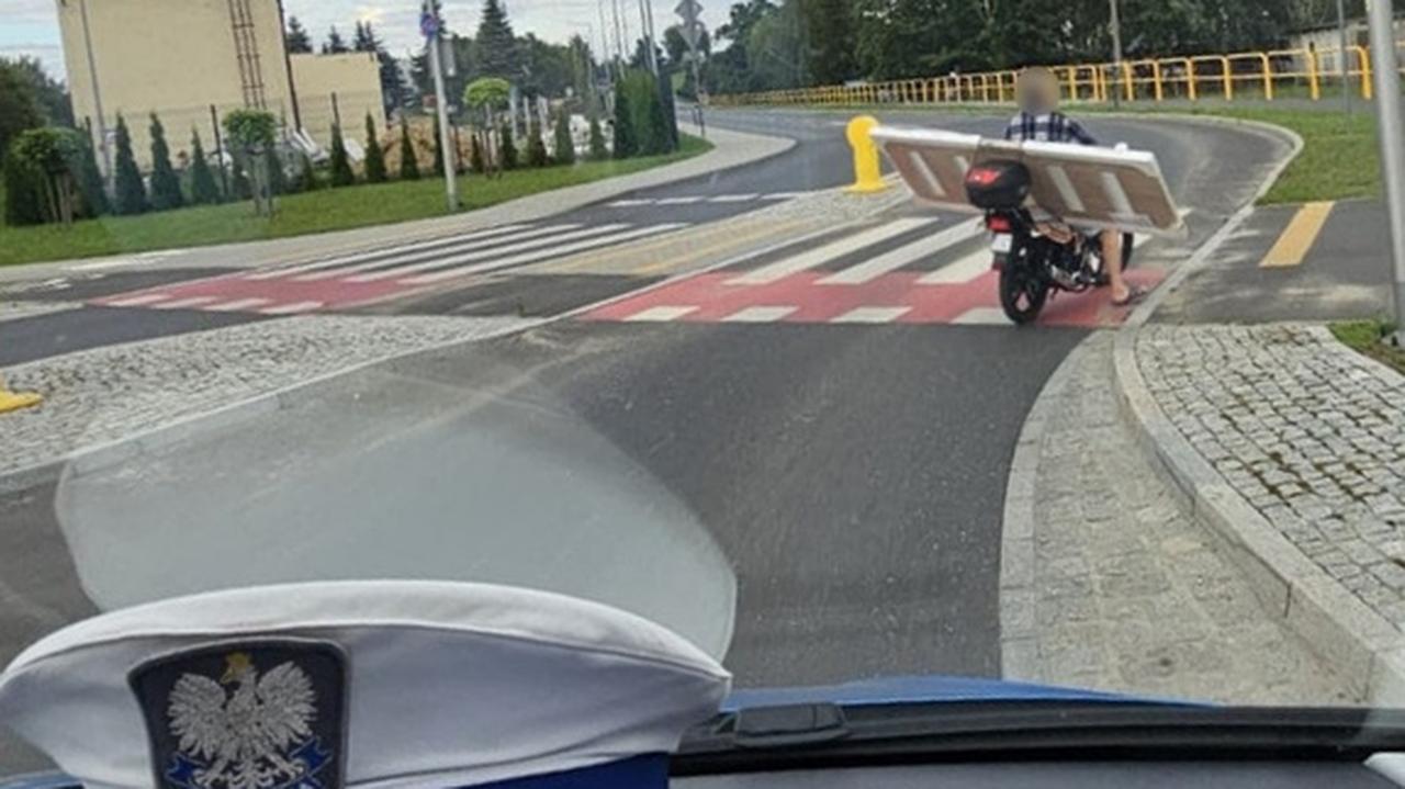 Przywiązał linkami drzwi do skutera i ruszył w podróż. Został zatrzymany