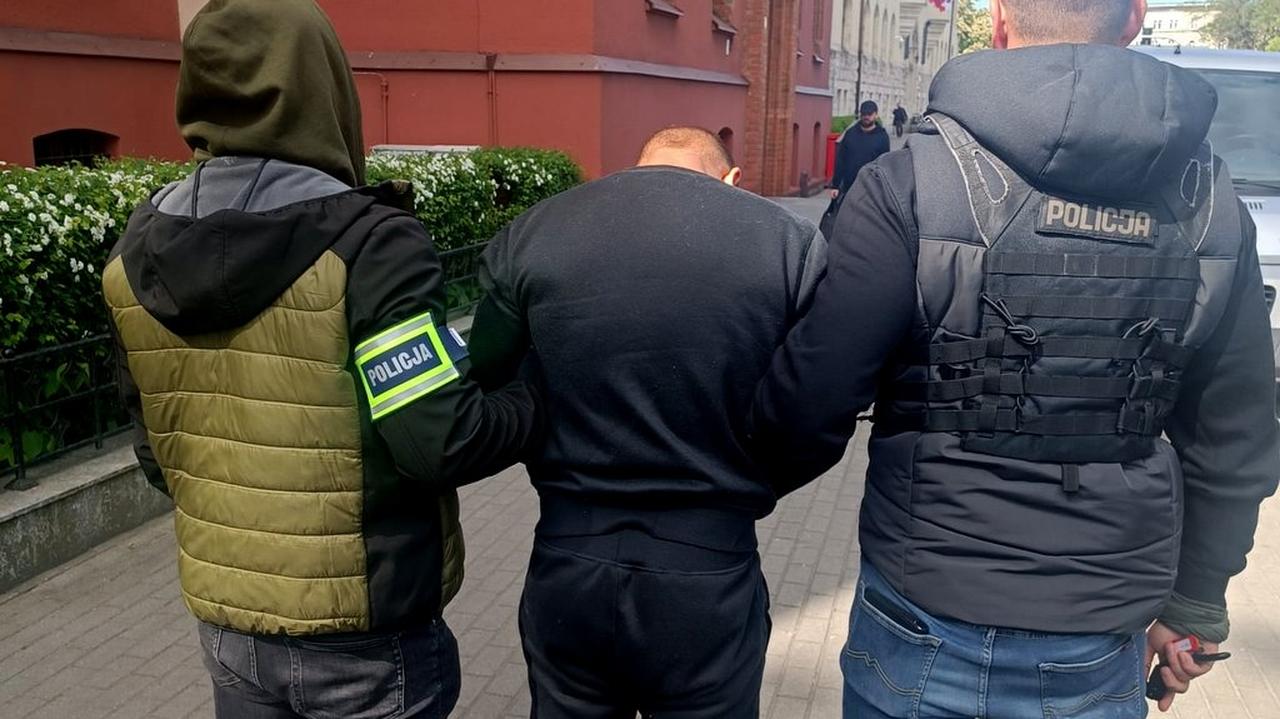 Atak nożownika. Kilkukrotnie dźgnął nożem 26-latka i jego matkę