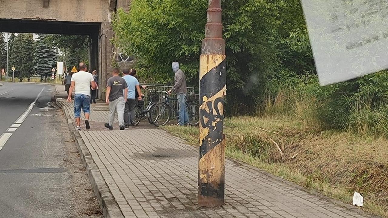 Pędził chodnikiem na hulajnodze i uderzył w latarnię. 17-latek z urazem głowy i kręgosłupa w szpitalu