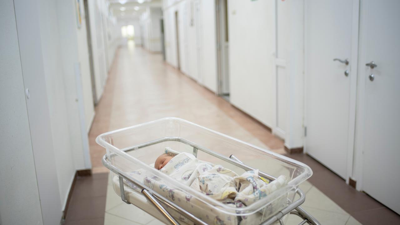 Kolejne porodówki w likwidacji. Resort zdrowia zmienia zasady