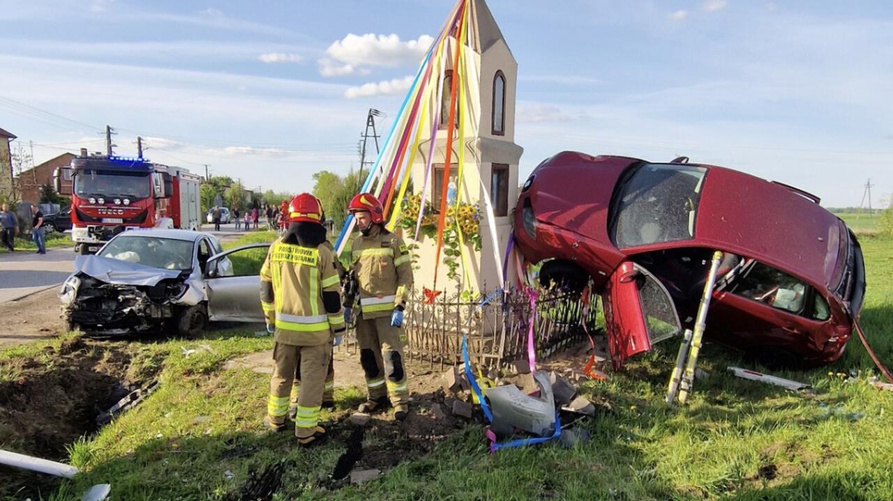 Zderzyły się dwa auta, jedno wpadło na kapliczkę