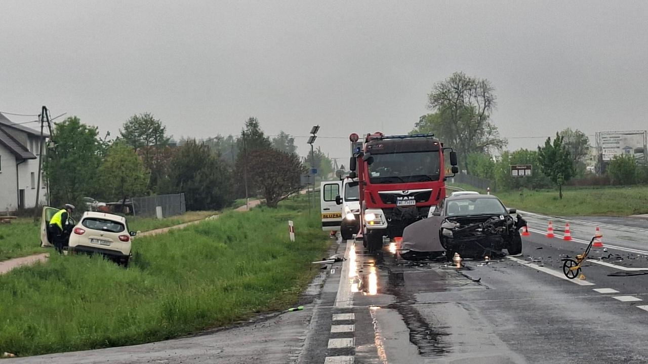 Po zderzeniu auto wypadło z drogi. Troje dzieci w szpitalu