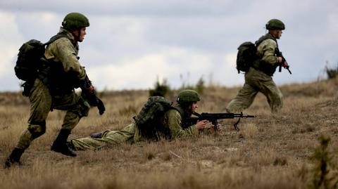 Sikorski o zamknięciu granic z Białorusią: to sugestia do Łukaszenki, że miarka się przebrała