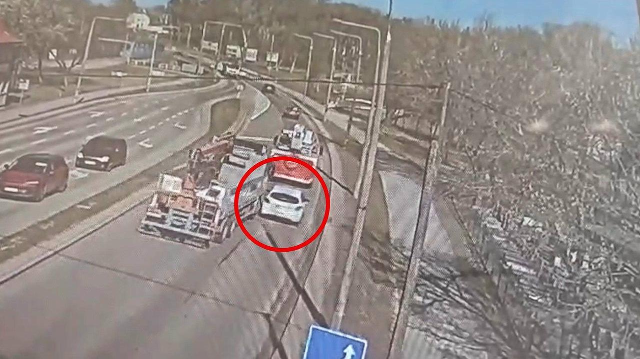 Chciał zmienić pas, nie zauważył innego kierowcy. Nagranie