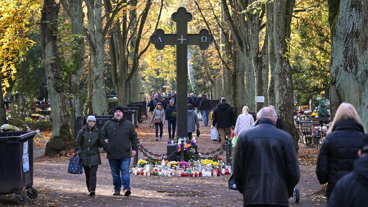 Polacy ruszyli na cmentarze. Tłumy i kwesty na ratowanie zabytków