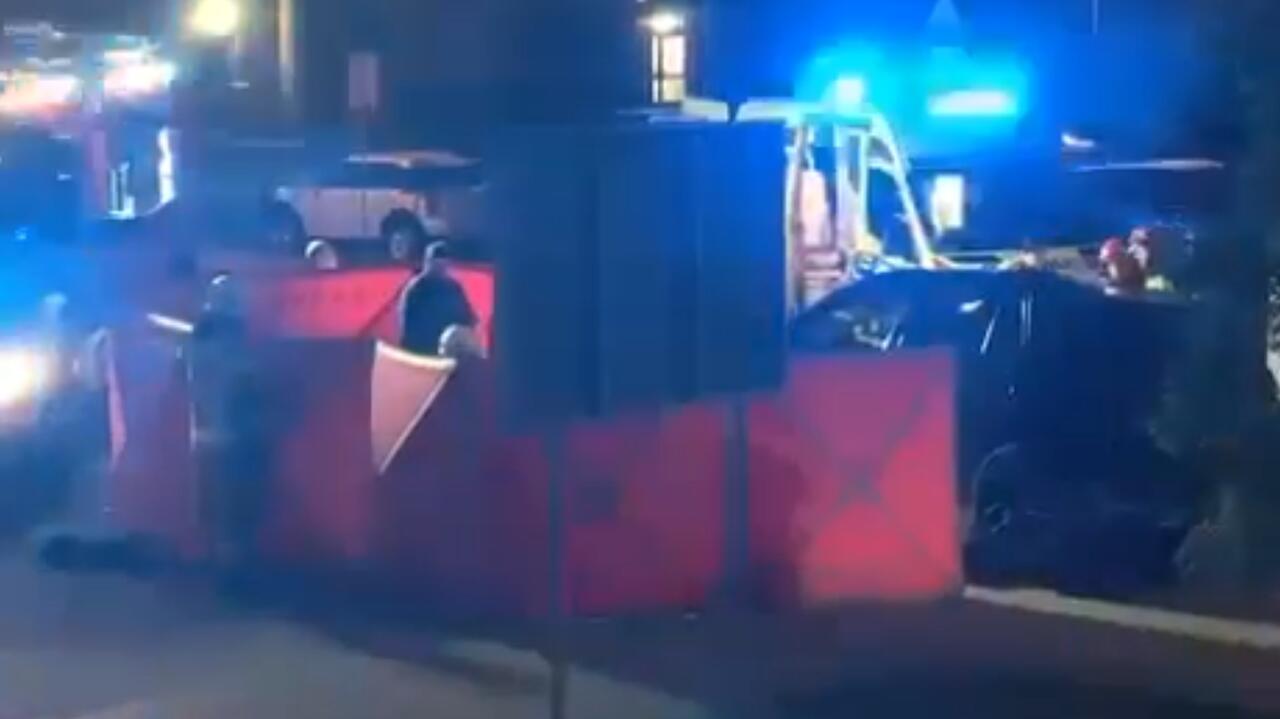 Wycofywał i przejechał młodą kobietę. Zatrzymano mężczyznę, który podbiegł do auta z nożem