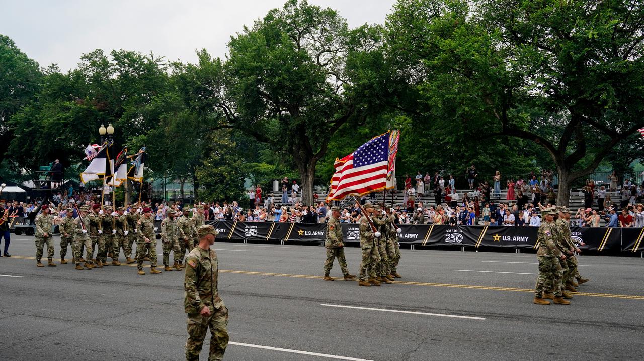 Они смеются над парадом Трампа. Волна комментариев и видеороликов в интернете
