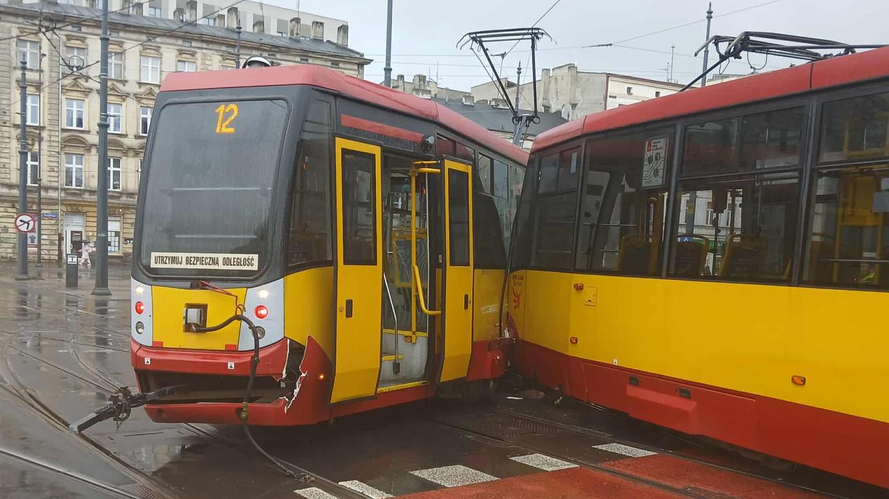 W centrum Łodzi tramwaj wypadł z torów