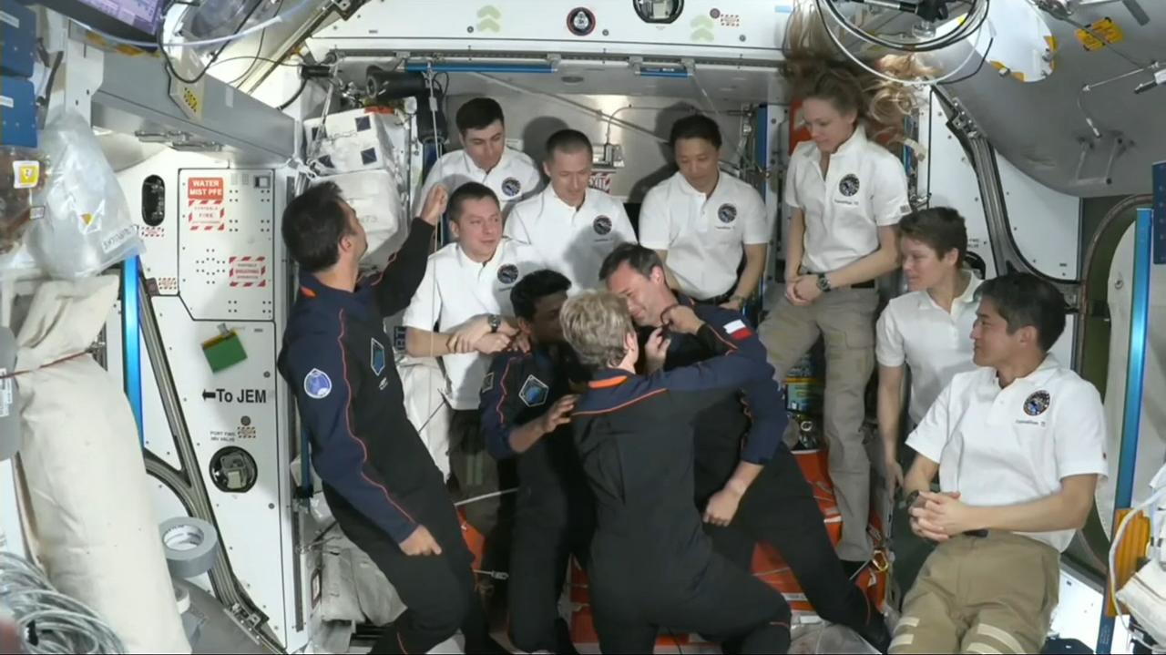 Sławosz Uznański-Wiśniewski otrzymuje odznakę astronauty. Nagranie