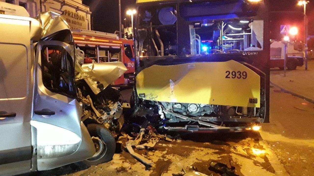 Bus wbił się w autobus miejski. "Kabina pojazdu została zmiażdżona"