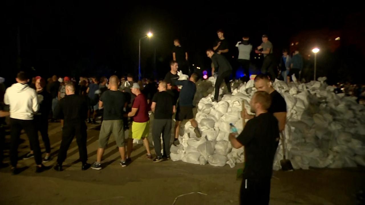 Flood in Poland. Throwing bags and fighting against time. In Oława they are waiting for the wave