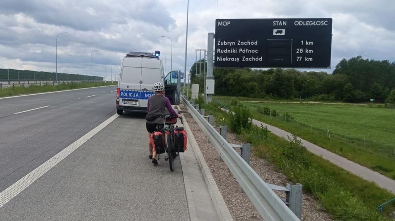 Drogą szybkiego ruchu na rowerze. Jechała z Norwegii do Austrii