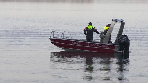 Strażacy z zalewu wyciągnęli zatopioną łódź. W sprawie swoje śledztwo prowadzi prokuratura