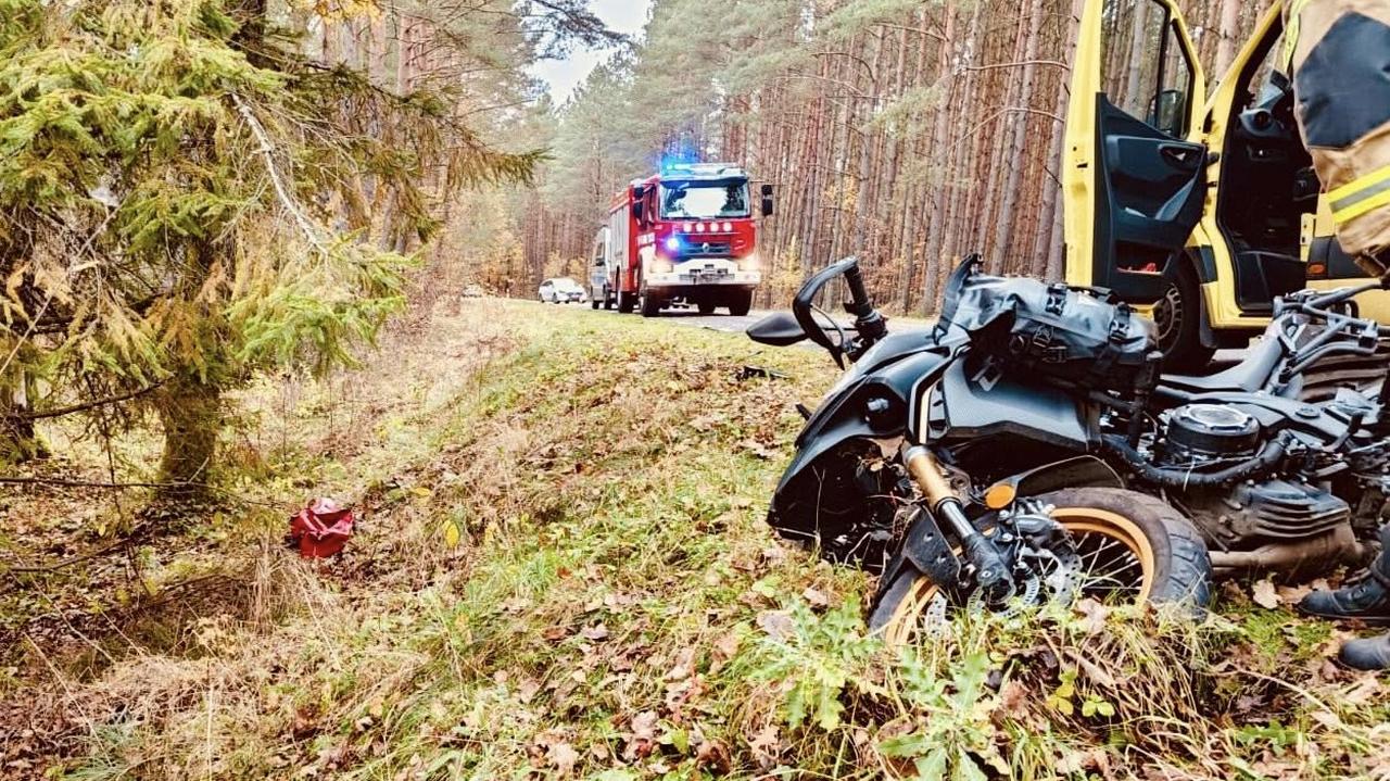 Motocyklista zjechał z drogi i uderzył w drzewo. Nie żyje