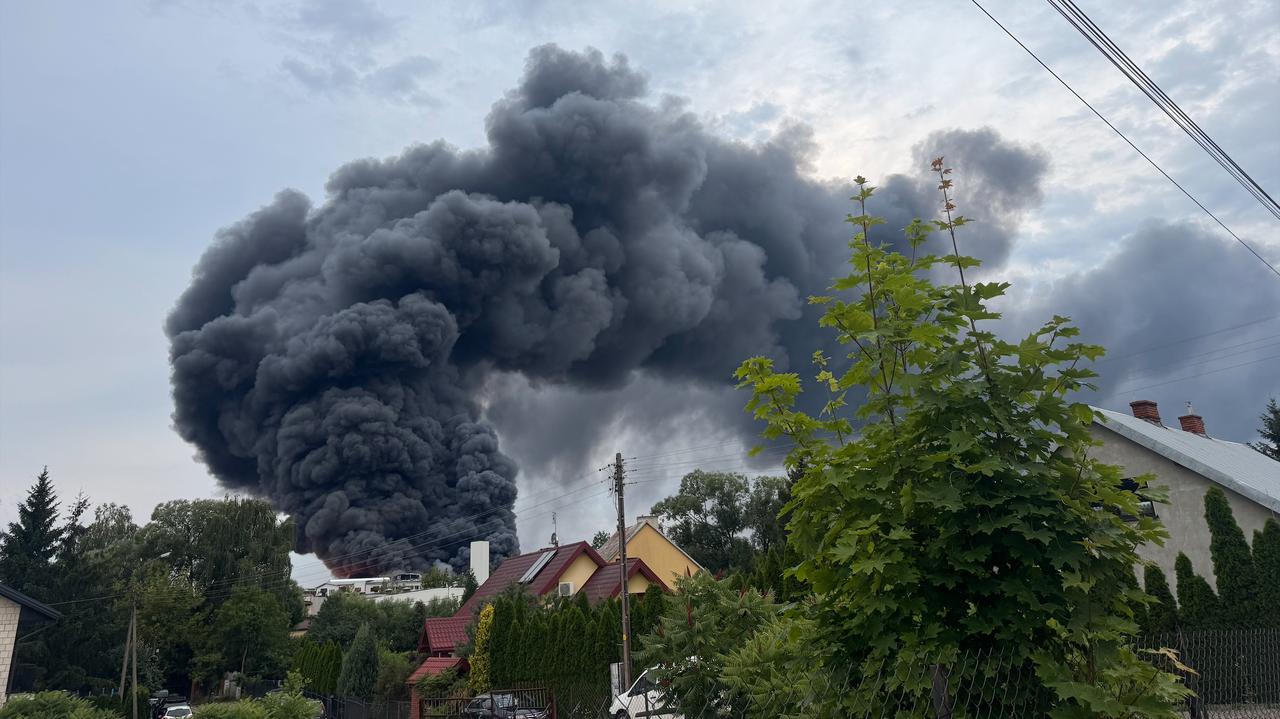 Pożar hali produkcyjnej pod Warszawą. Słup dymu widoczny z kilku kilometrów