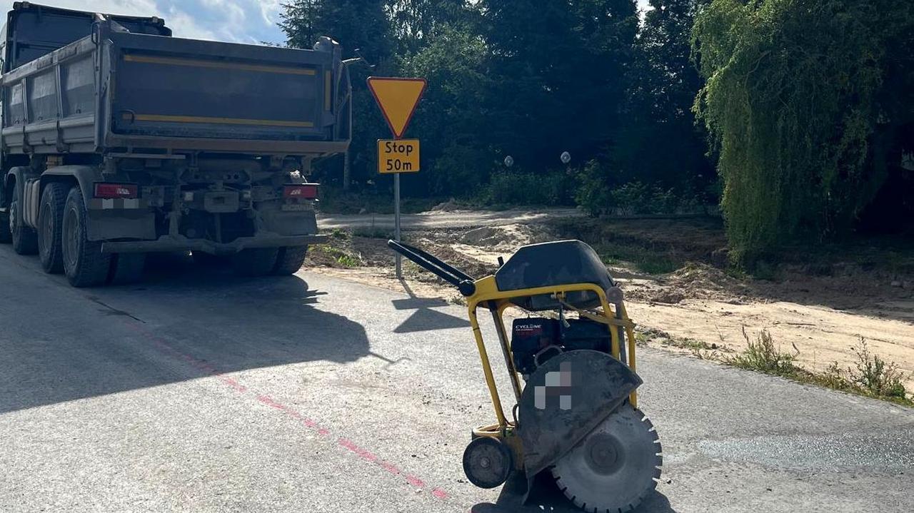 Remontował drogę. Najechał na niego kierowca ciężarówki