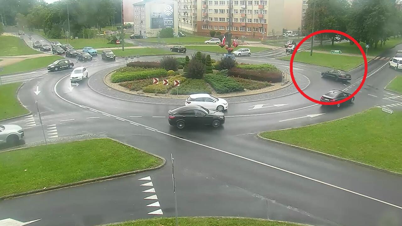 Driftował na rondzie, obok radiowozu