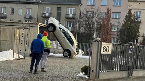 Kraków. Samochód zaparkował w nietypowy sposób