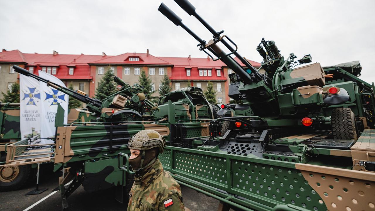 Nowe zestawy przeciwlotnicze dla polskiej armii. "Budujemy wielowarstwową obronę"