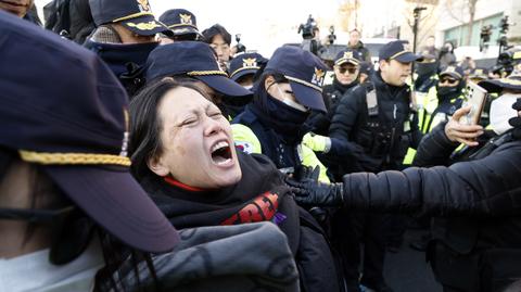 Zwolennicy Jun Suk Jeola protestują w pobliżu jego rezydencji w Seulu (02.01.2025 r.)