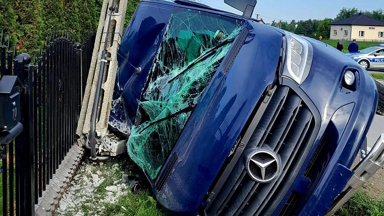Bus uderzył w słup energetyczny, podróżowało nim osiem osób